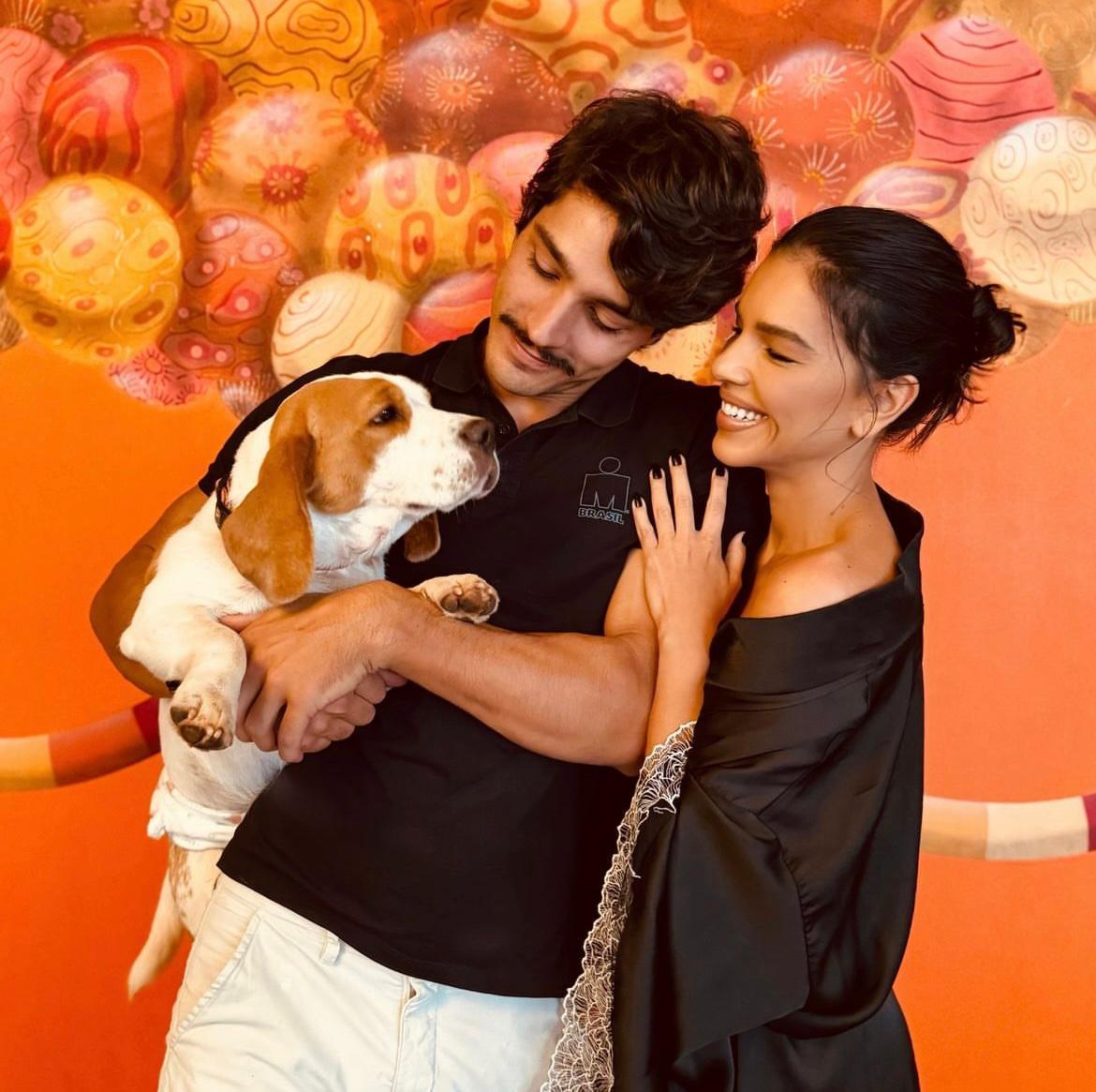 Foto da cliente Mariana Rios e o João Luis com um Beagle