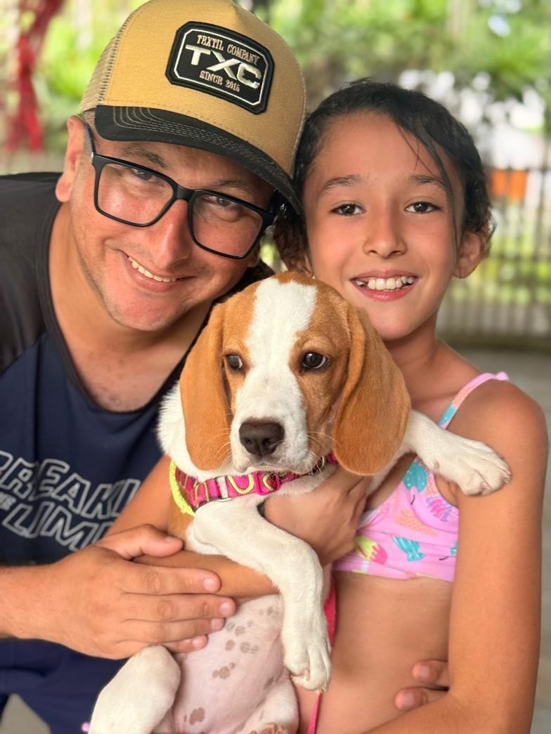 Profissional com filhote no colo